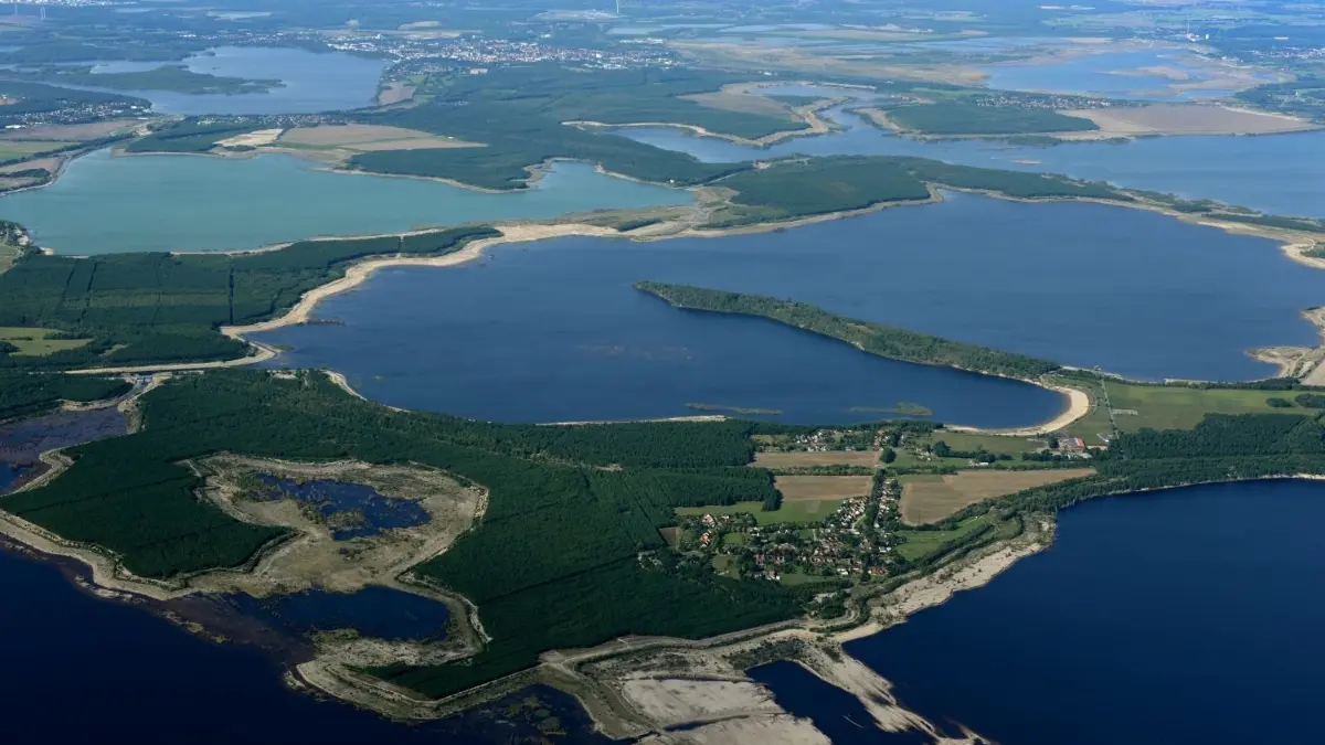 In der Lausitz ist eine beindruckende Wasserlandschaft entstanden. Das Herzstück der Restlochkette mit seinen vier Seen soll im Jahr 2026 nutzbar werden.
In der Lausitz ist eine beindruckende Wasserlandschaft entstanden. Und sie wächst noch immer.
