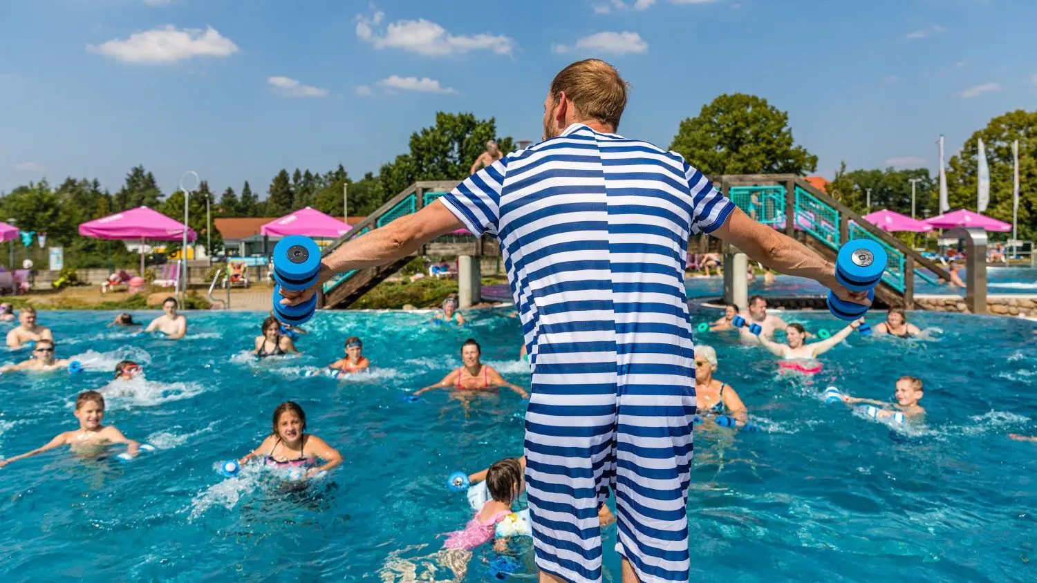 Waren in ihren Retro-Badeanzügen ein Blickfang: die Mitarbeiter der Lagune, hier Benny Scholz beim Programmpunkt „Bennys Aqua“.