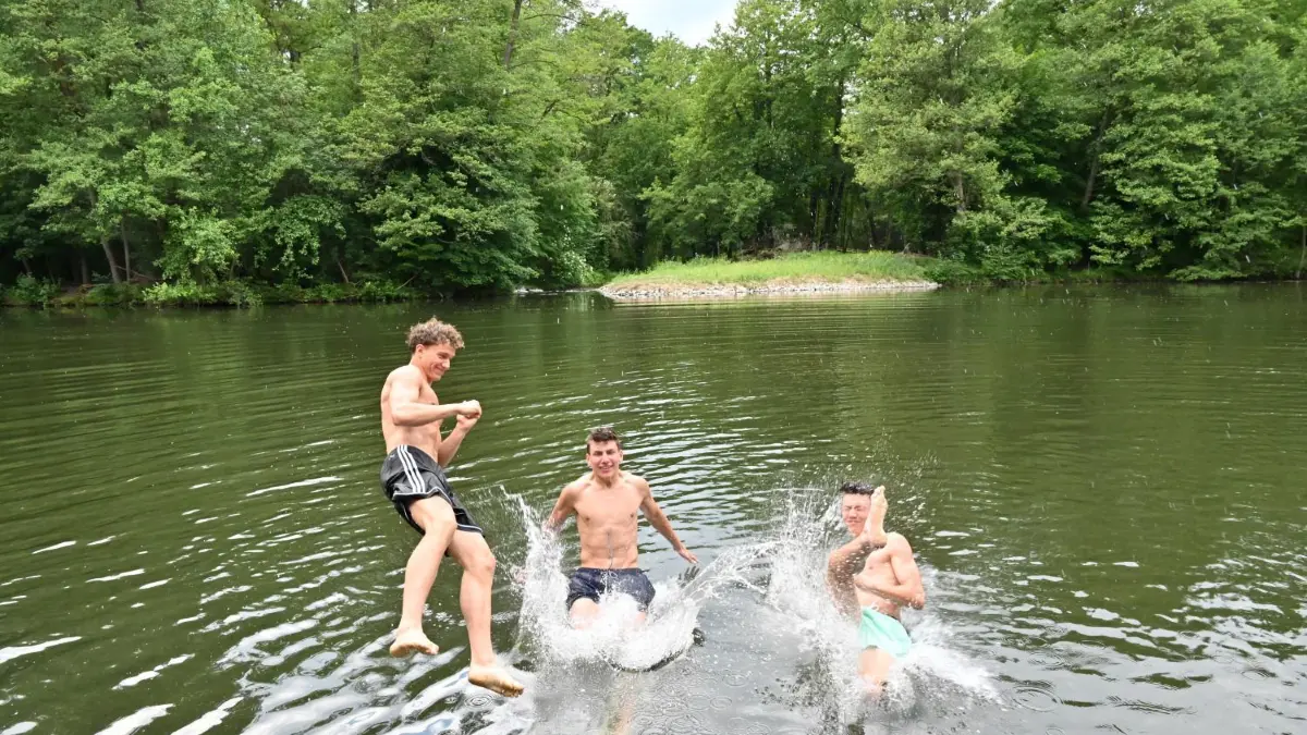 Die Sportschüler Jordan Minge, Lennox Liebner und Lois Tober (v. l.) gehen oft in der Spree unweit des Kiekebuscher Wehrs baden. „Wir haben es von der Schule und dem Internat nicht weit bis hierher“, sagen sie.
Baden in der Spree in der Nähe des Kiekebuscher Wehrs: Jordan Minge (15), Lennox Liebner (16) und Lois Tober (16) (v.l.n.r.), Sportschüler an der Lausitzer Sportschule in Cottbus: Wir gehen oft in der Spree baden. Das ist hier eine schöne Gegend. Die Natur ist sehr schön und hier können wir sehr gut nach dem harten und anstrengenden Fußballtraining entspannen. Und wir haben es von der Schule und dem Internat nicht weit bis hierher an die Spree.