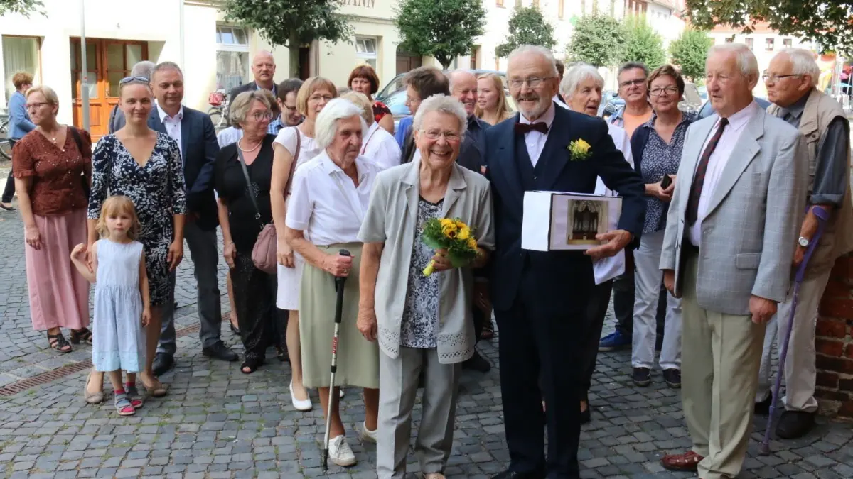 Mit der gesamten Familie ging es am Samstag in die Kirche. Horst Gutsche hat die Box für die Geschenke unter dem Arm.⇥
Diamantene Hochzeit Gusche