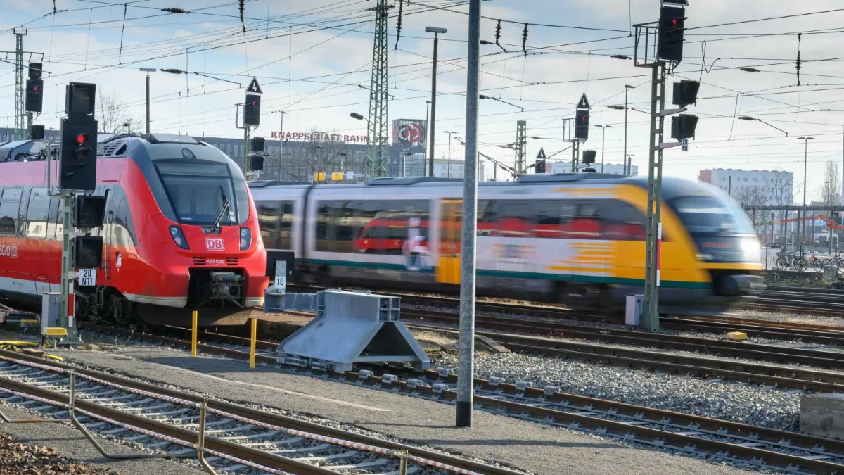 Mit dem 49-Euro-Ticket quer in Deutschland unterwegs sein: Jetzt steht die erste Einigung. (Symbolfoto)
Bahnhof Cottbus, Zug, Züge, Symbolfoto, Gleis, Gleise, Zugabfahrt, Zugeinfahrt, DB, Deutsche Bahn, Odeg