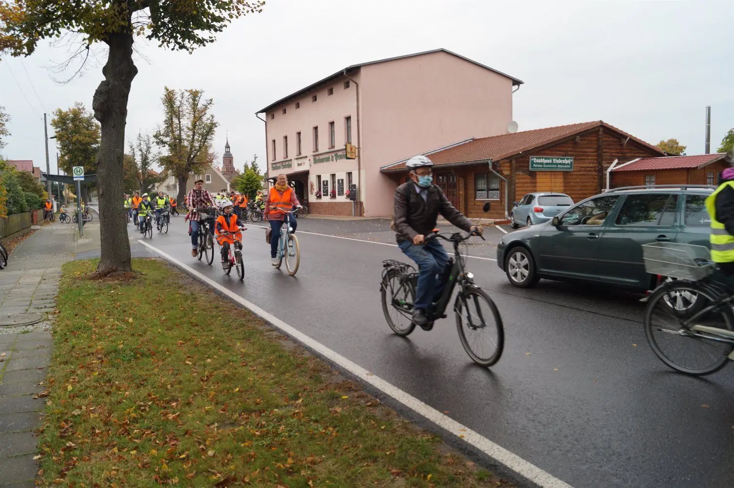 In einer meterlangen Kolonne setzt sich die Initiative von Uckro in Richtung Zöllmersdorf in Bewegung, Sie fordern einen Radweg zwischen beiden Orten. Die Entfernung beträgt rund vier Kilometer.