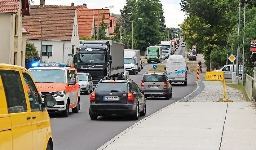 Auf diesem Damm neben der Bahnüberführung in Elsterwerda muss noch gesät und im Herbst gepflanzt werden. Dann sollte das Bauwerk komplett fertig sein.