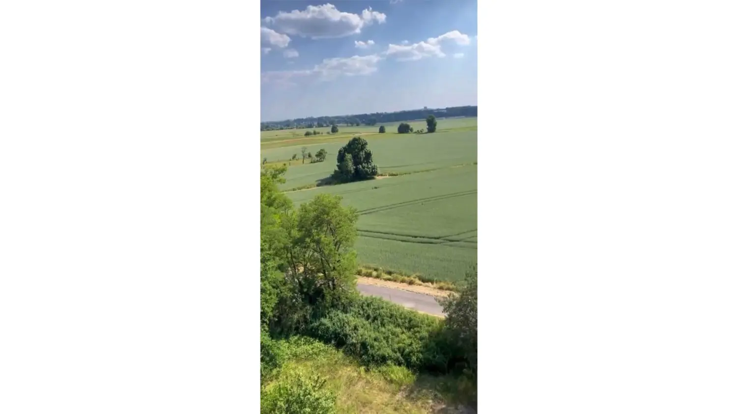 Fynn Kliemann besichtigt den Gubener Wasserturm, seine Freundin Franzi begleitet ihn. Dieses Bild ist ein Auszug aus Kliemanns Instagram-Story. Er zeigt die schöne Aussicht vom Turm.