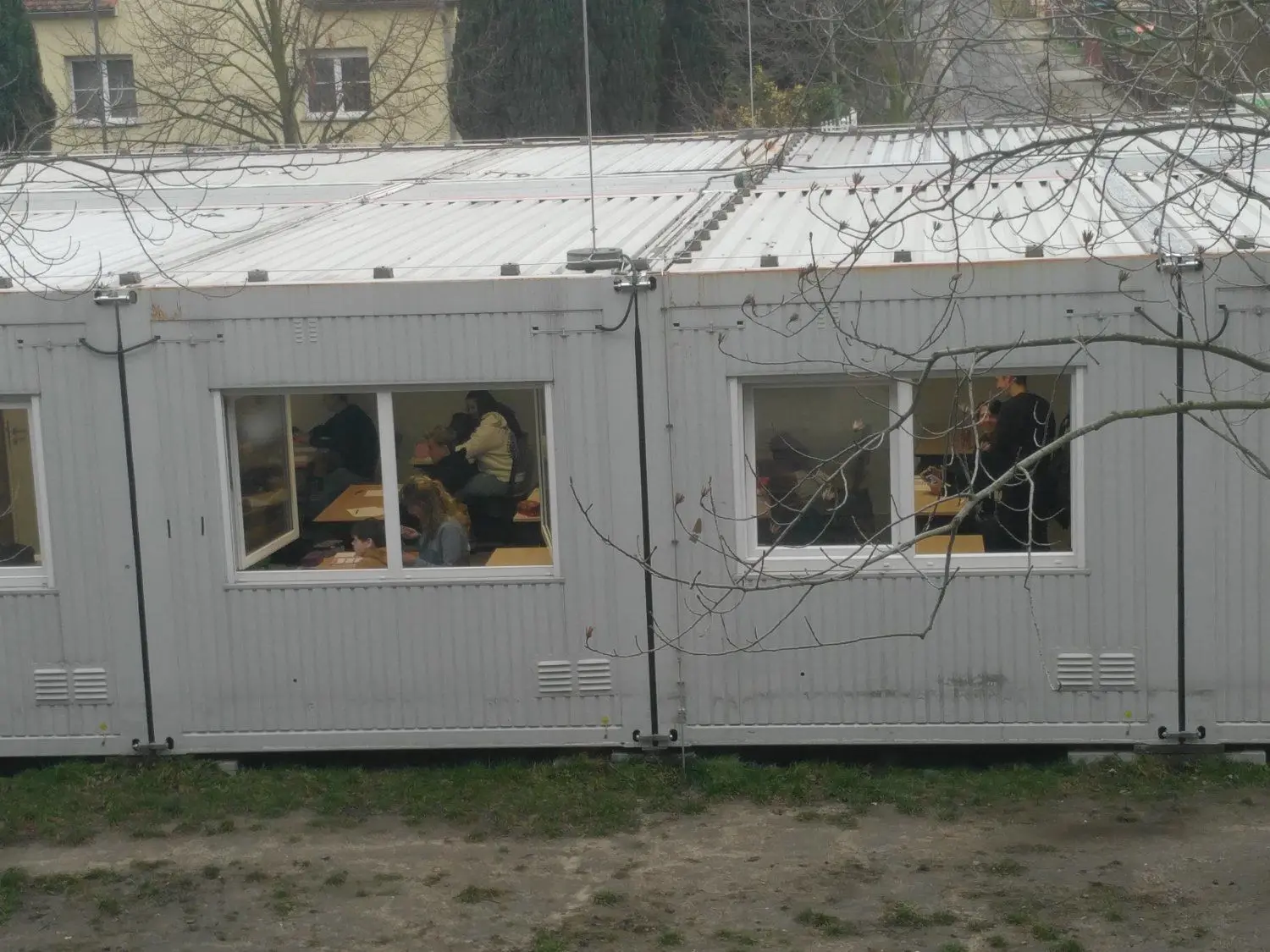 Einige Schüler lernen weiterhin in Ausweich-Containern, denn nun wird auch Haus II saniert, wofür Baufreiheit geschaffen wurde.