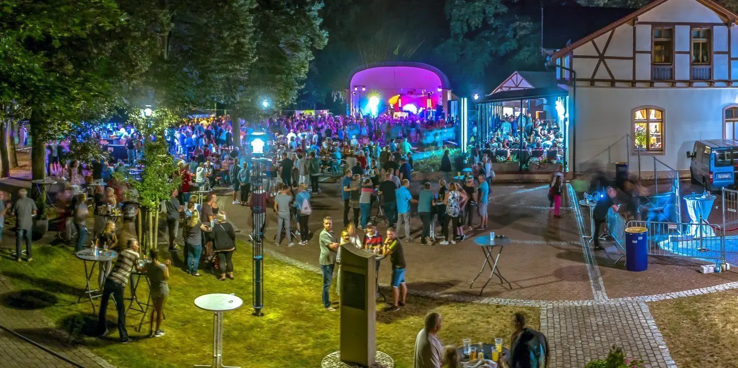 Kaisernacht mit Roland-Kaiser-Double im Kurpark Bad Liebenwerda - gut besucht, aber die erhofften 1000 Gäste wurden es nicht.