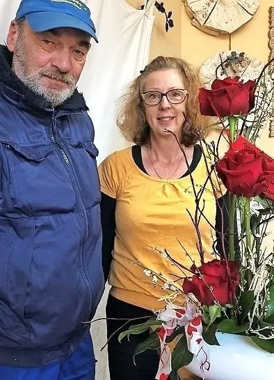 Silvia Jonas hat  2001 ihr "Blumen und Kunst"-Geschäft in Hoyerswerdas Neustadt gegründet. Ihr Ehemann Waldemar liefert die Blumen bei Bedarf an die Kundschaft aus.