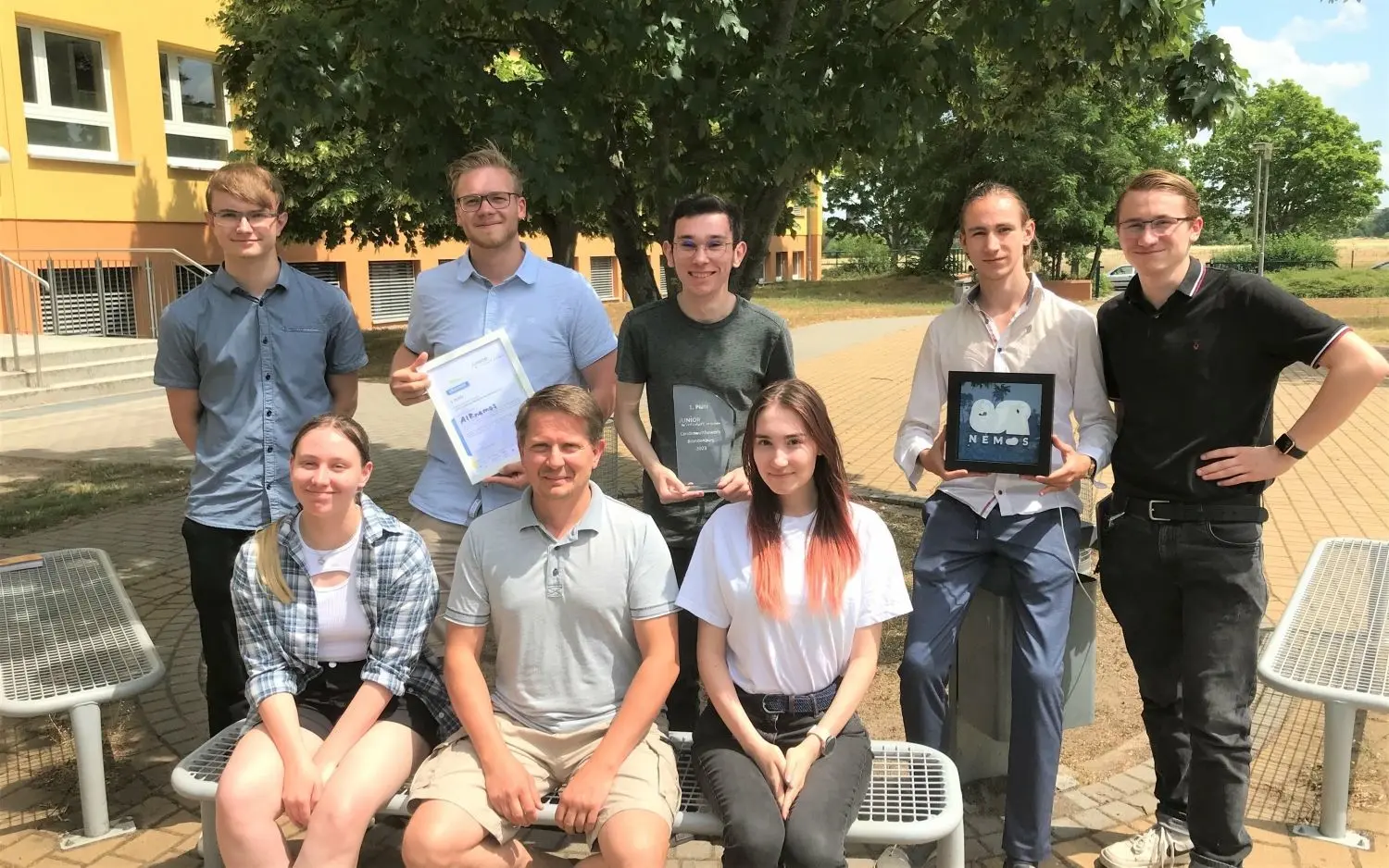 Die Mitglieder der Schülerfirma "AIRnemos" können zu Recht stolz sein: Lukas Pohl, Marvin Klein, Quentin Schuster, Tim Witzmann, Felix Kaube (h.R.: v.l.) sowie Lilian Göhler, Lehrer Lars Bloch und Rebecca Waschfeld (v.l.).
