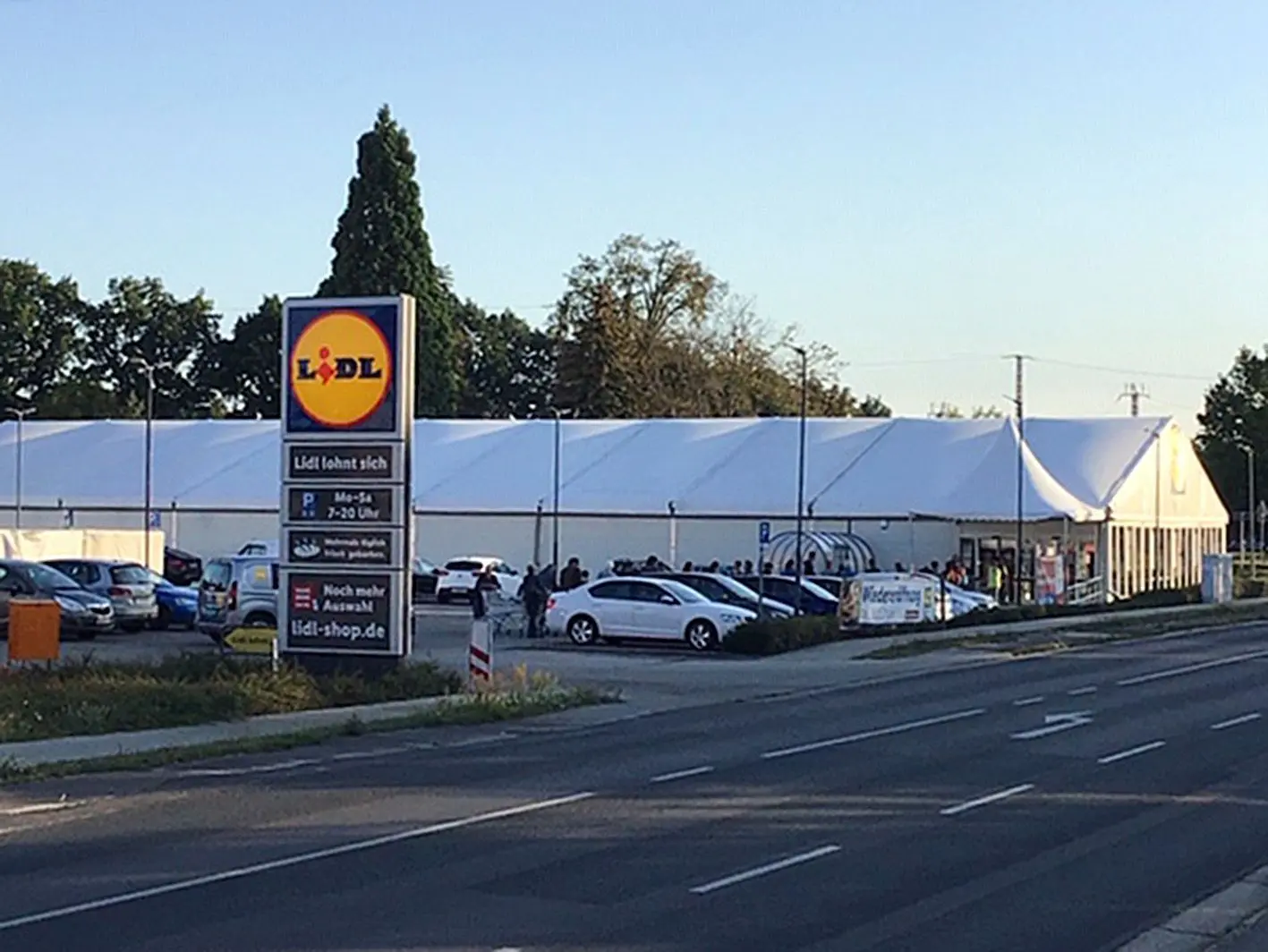 Seit knapp acht Monaten bietet Lidl sein Sortiment in Doberlug-Kirchhain in einer Zeltfiliale an. Der massive Markt war in der Nacht zum 23. Mai abgebrannt. Noch in diesem Jahr soll an gleicher Stelle ein neuer Markt eröffnet werden.