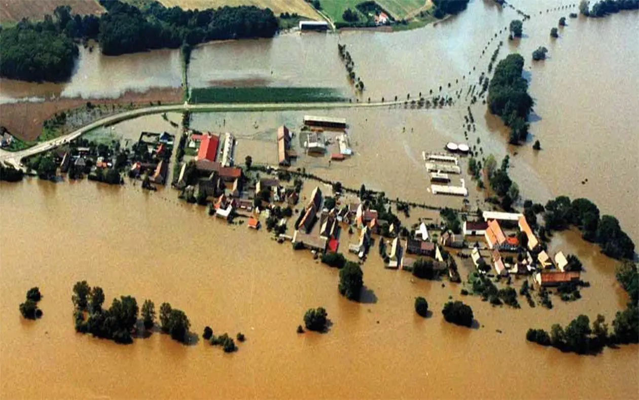 Auf der von Mühlberg aus gegenüberliegenden sächsischen Seite waren beim Elbehochwasser 2002 und 2013 vor allem Schirmenitz und Außig (Foto) stark betroffen.