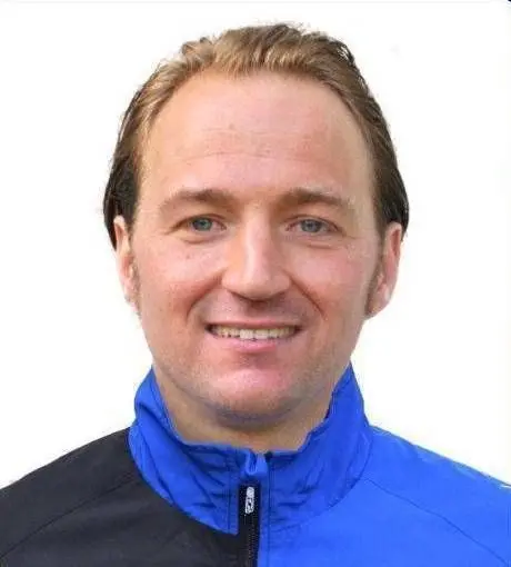 Trainer Oliver Dölling versucht, die Motivation bei den Spielern des FC Kremmen durch Sport-Challenges oben zu halten.