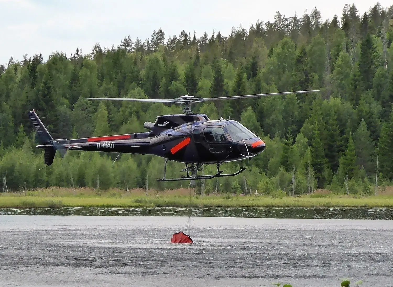 Einsatz in Schweden. Hubschrauber der Firma Aeroheli International aus Neuhausen/Spree gehörten zum internationalen Team bei der Bekämpfung der Waldbrände in Schweden im Sommer 2018.