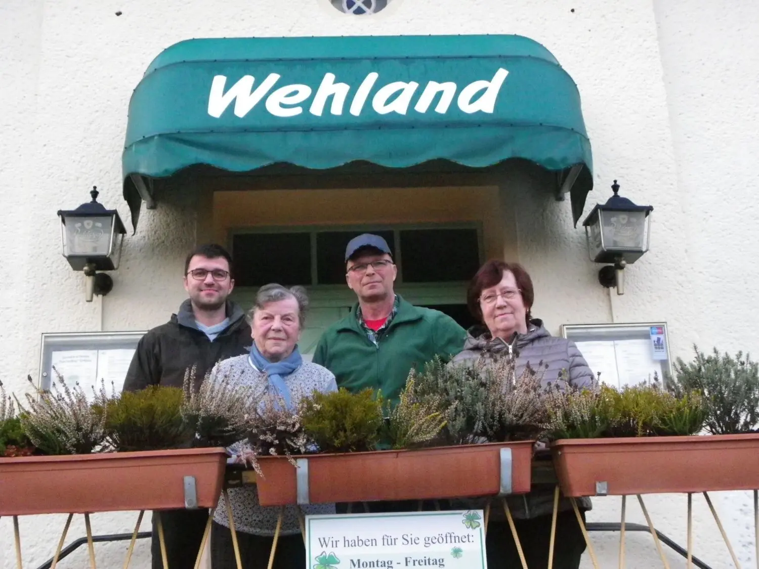 Stellten sich vor zwei Jahren zum gemeinsamen Foto auf: Sebastian, Gisela und Michael Wehland sowie die damalige Pächterin Monika Schulz (v.l.).