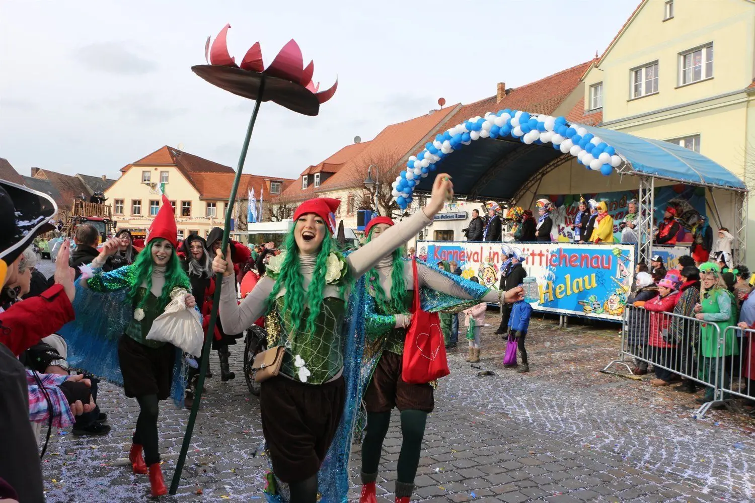 Seerosen gehören beim Rosenmontagsumzug traditionell einfach dazu.