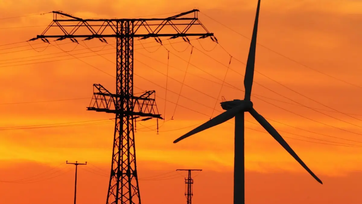 In der Nähe von Mulkwitz soll ein Windpark entstehen. Allerdings ist dafür ein langwieriges Genehmigungsverfahren nötig. Zudem gibt es umfangreiche Beteiligungsmöglichkeiten.
Hochspannungsleitung und Windrad