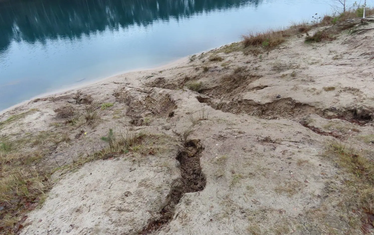 Es ist immer wieder Bewegung am Felixsee, auch durch das Wasser, das bei starken Niederschlägen die Hänge hinunter strömt – wie hier am FKK-Strand.