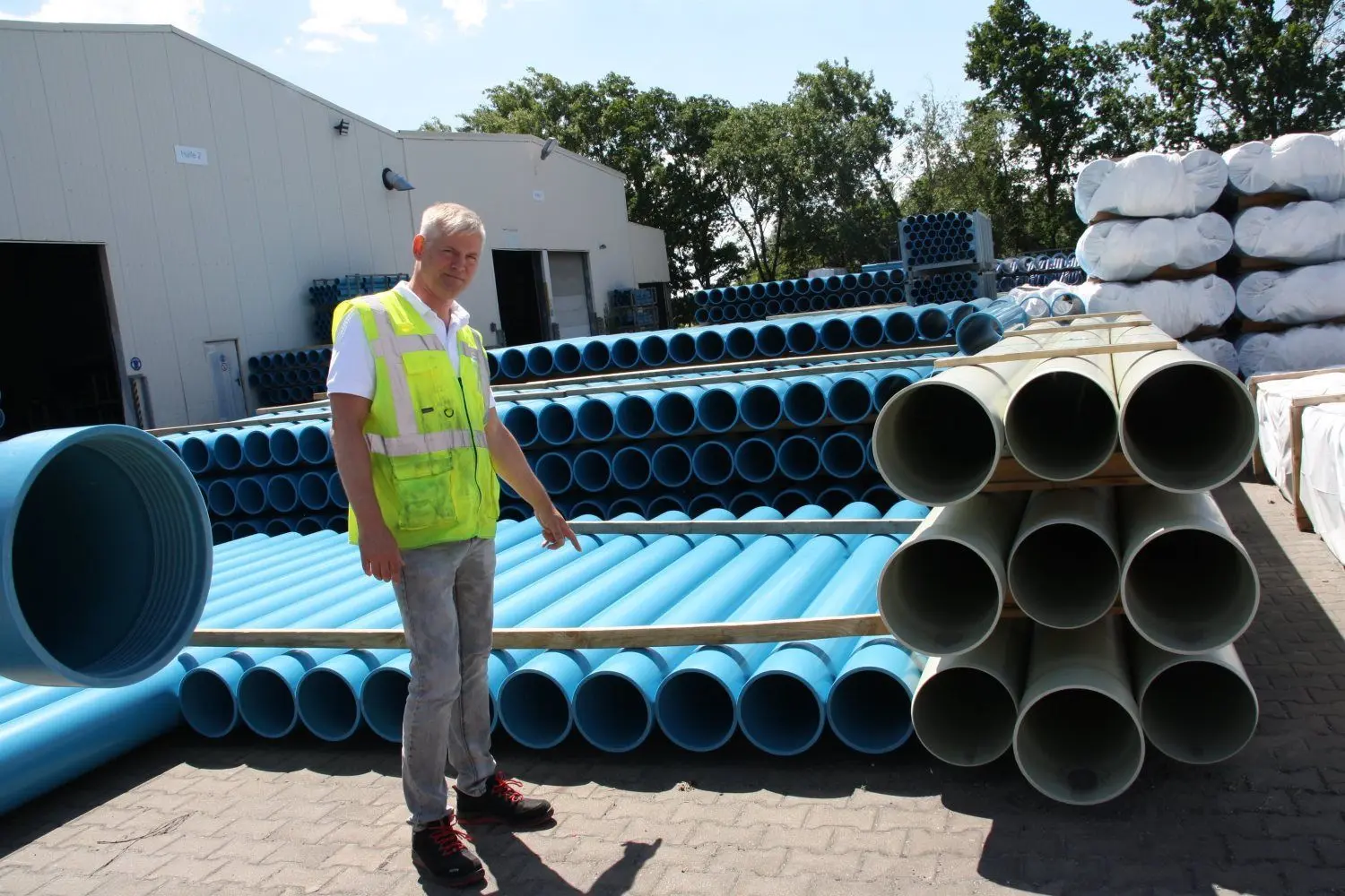 Rohre aus Luckau bewegen Wasser in alle Welt. Werkleiter Thomas Heik ist stolz auf sein innovatives Team.