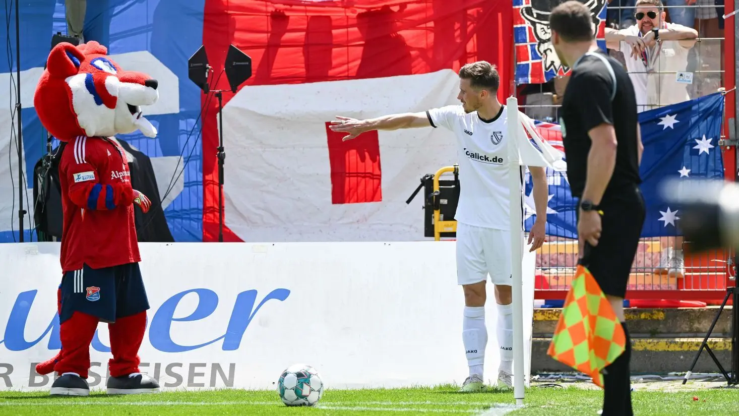Gibts doch gar nicht? Doch. Plötzlich stand das Unterhachinger Maskottchen Fonsi beim Eckball von Energie.Kapitän Axel Borgmann im Weg.