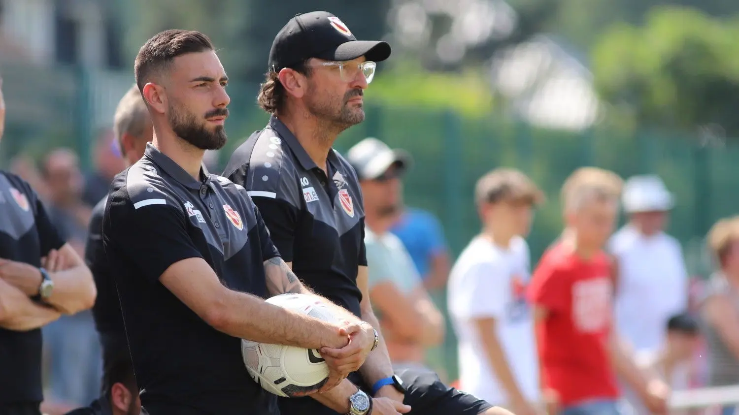 Sportchef Maximilian Zimmer (l.) und Trainer Claus Dieter Wollitz sind auf der Suche nach Verstärkungen.