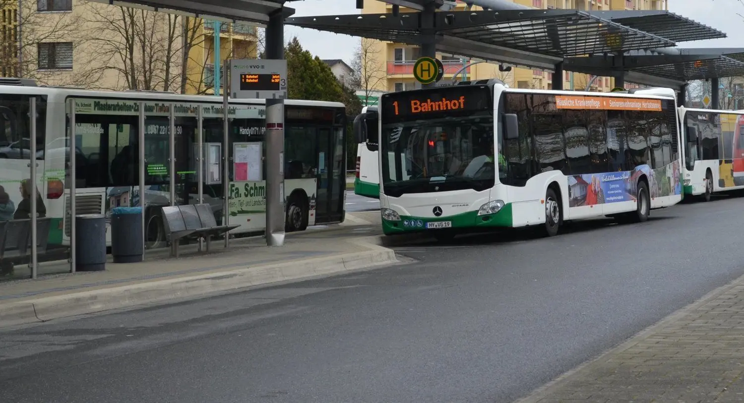 Auch Hoyerswerdas Verkehrsgesellschaft ist Teil der „Spätschicht“. Zudem ist der Busbahnhof am Lausitzer Platz der Treffpunkt für Gäste am 9. Oktober.