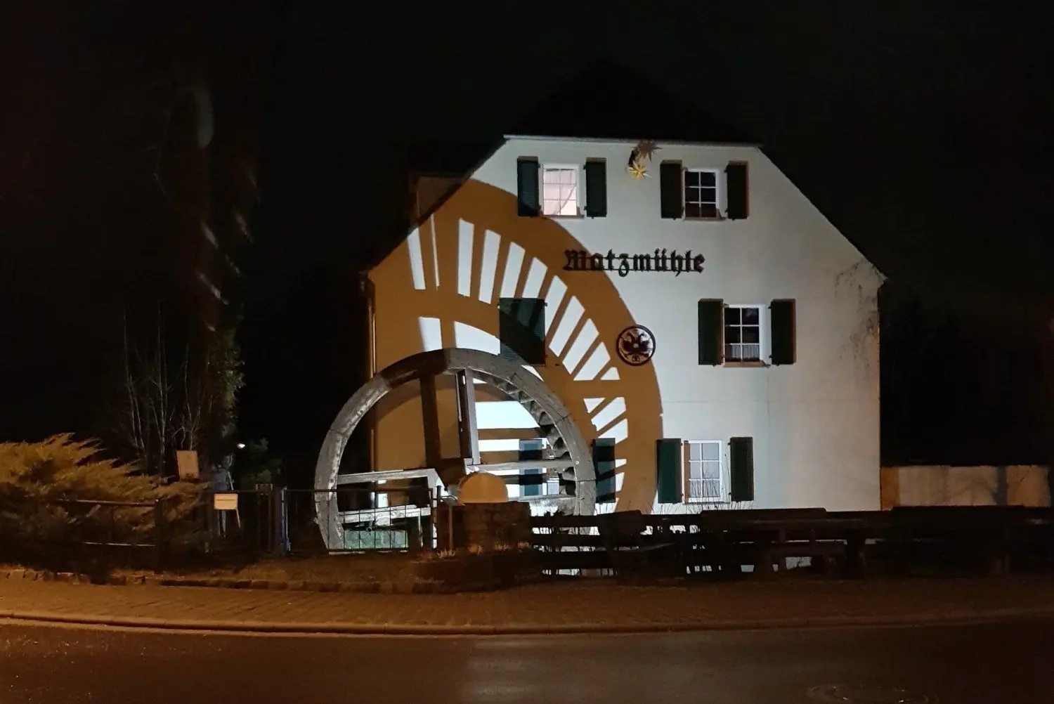 Die Ruhlander Matzmühle wird seit kurzem im Dunkeln angestrahlt. Dadurch wirkt das Mühlrad wesentlich größer. Zu Feiertagen leuchtet das Ensemble sogar in Farbe. Dafür sorgen Bernd-Dieter Canter und Jürgen Mehnert von der Bürgerinitiative Matzmühle.
