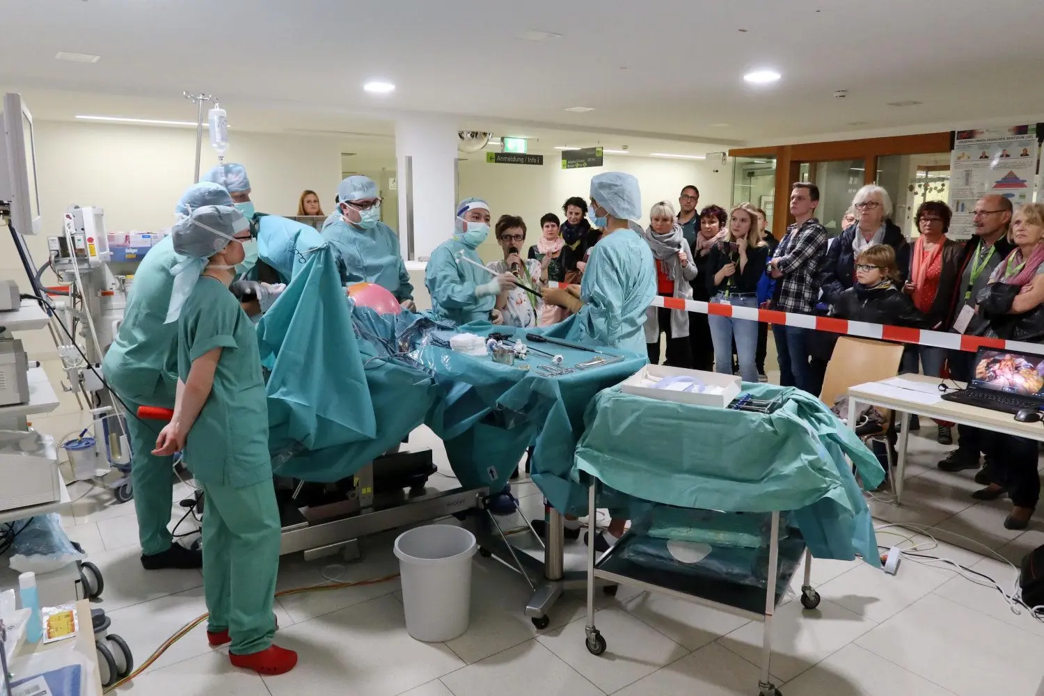 Live-Operationen am Thiem-Klinikum. Zum Glück war der Patient nur ein Gummiball.