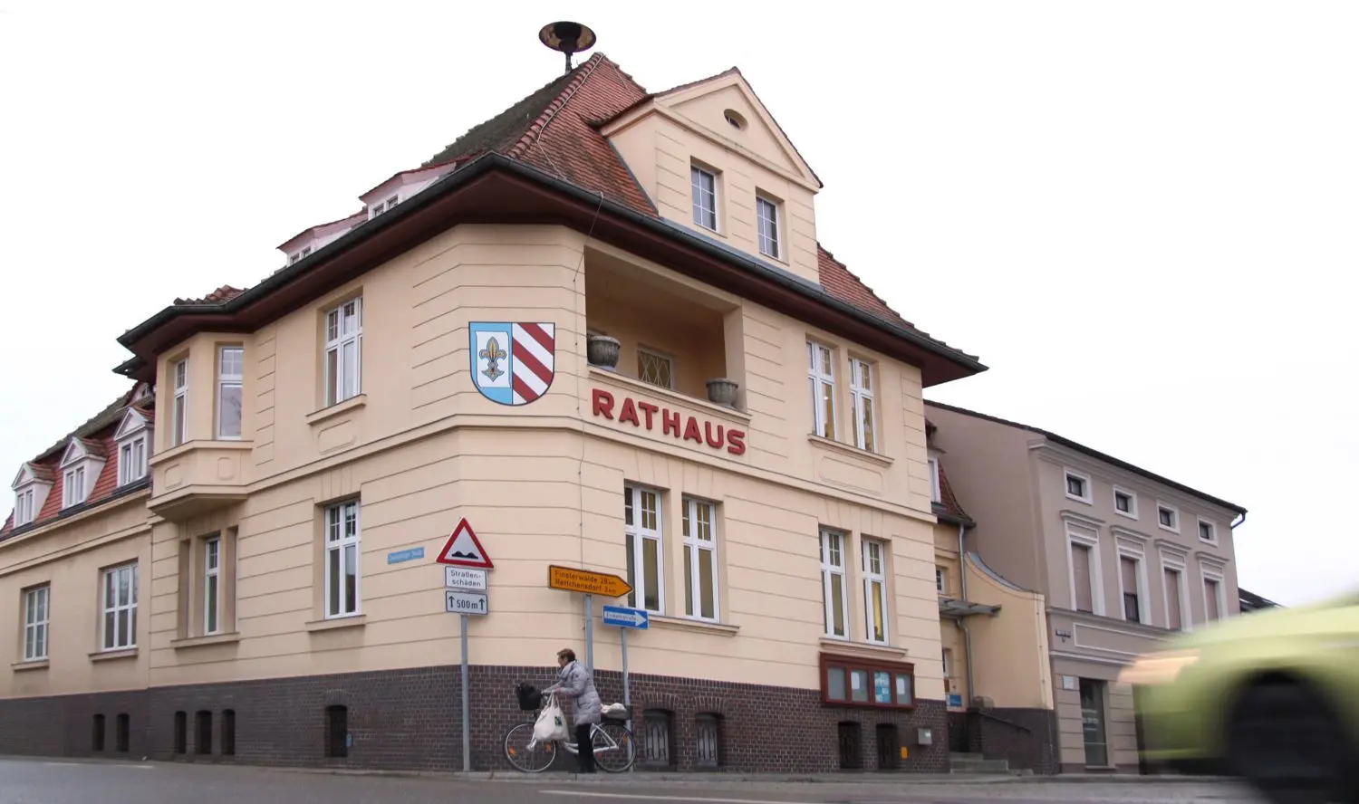 Die Gemeinde Altdöbern will aus dem Amt austreten. Die Gemeindevertreter favorisieren ein Mitverwaltungsmodell oder die Fusion der jetzigen Mitgliedsgemeinden des Amtes mit einer oder verschiedenen benachbarten leistungsfähigen Kommunen.