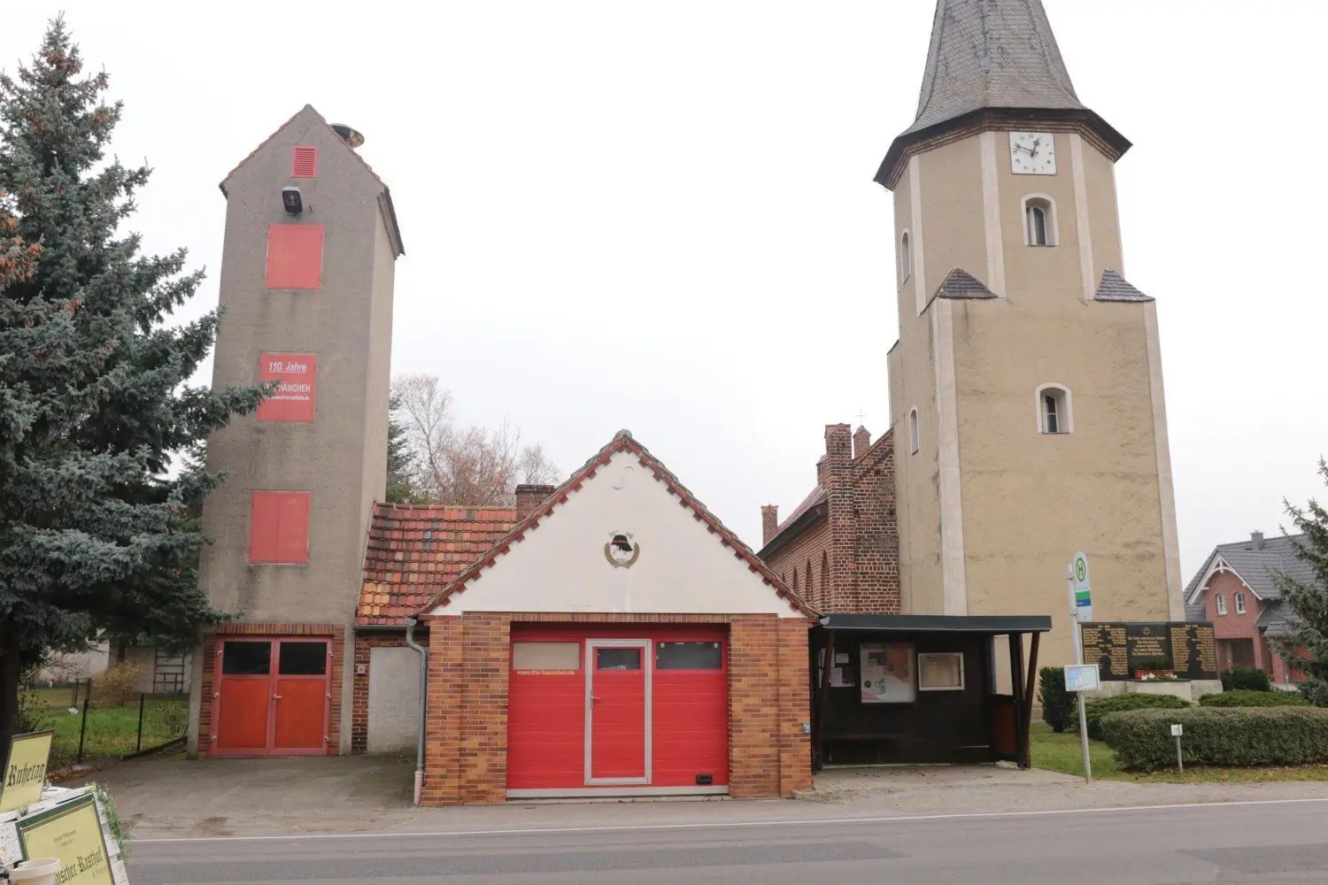 Das alte Gerätehaus neben der Kirche in Hänchen bietet keine guten Arbeitsbedingungen mehr, und auch die Ausfahrt direkt an der Straße ist gefährlich.