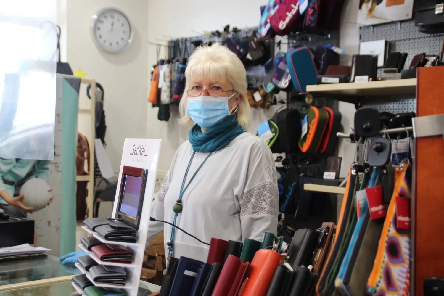 Kerstin Jahn, Verkäuferin im Senftenberger Geschäft „Taschen-Tante“ hält sich ebenso wie ihre Kunden an die geltende Maskenpflicht.
