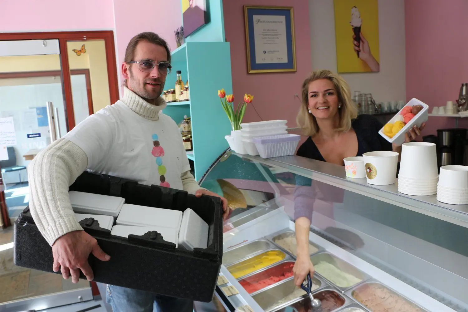 Robert Gbureck, Inhaber von Hoyerswerdas Eisdiele "Schoko & Luise" auf dem Altmarkt, liefert sein Eis jetzt auf Bestellung. Nicole Balzer hilft beim Füllen der Kühlboxen.