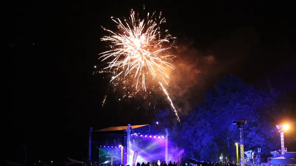Beim diesjährigen Hafenfest am Senftenberger See sorgte ein Feuerwerk für den krönenden Abschluss des Festtages. Auch am Spremberger Schwanenteich gab es wieder ein Höhenfeuerwerk, aber aufgrund der extremen Trockenheit sorgte diese Feuer-Show für ordentlich Kritik.
Hinter der großen Bühne stieg das Feuerwerk über dem Senftenberger See.