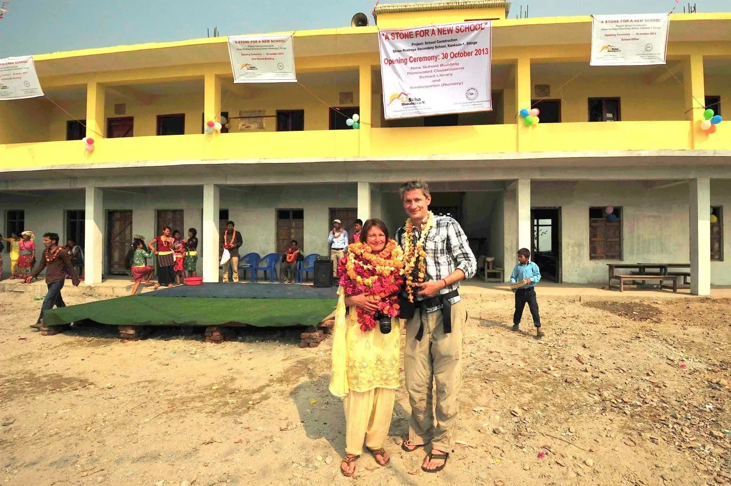 2013 weihten Daniela Jährig und Steffen Schöley die erste Schule in Nepal ein, die mit Spendengeldern des Vereins LiScha Himalaya errichtet wurde.