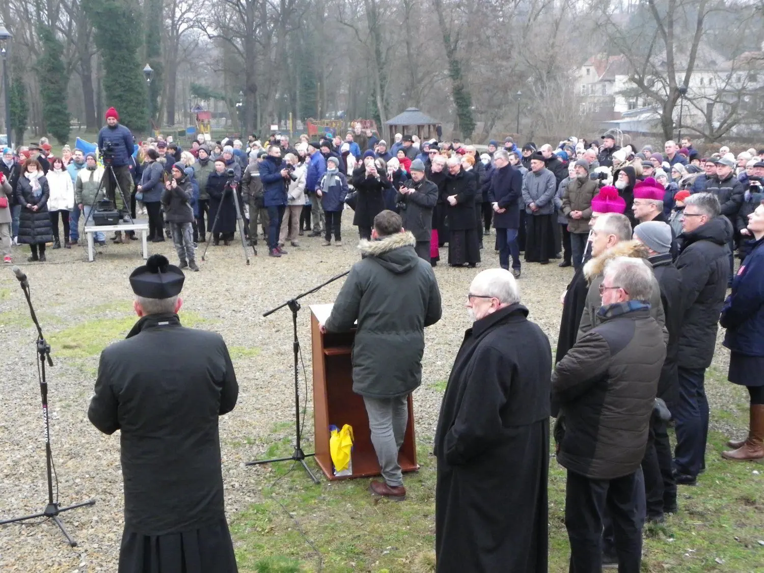 Einige Hundert Gubener und Gubiner nahmen am Friedensgebet auf der Neißeinsel teil und zeigten Solidarität mit der Ukraine.
