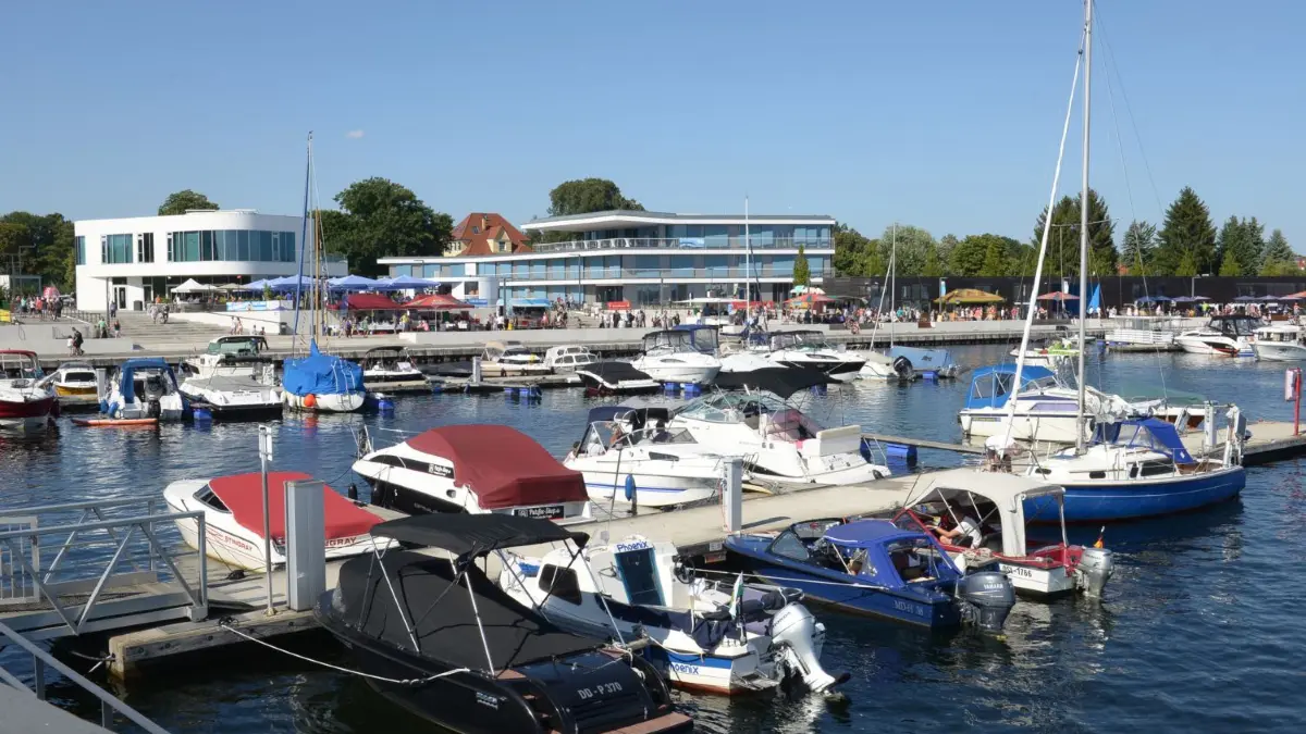 Der Stadthafen ist ein touristischer Höhepunkt im Erholungsort Senftenberg. Künftig könnten dort Angebote für Gäste und Einheimische mittels Kurtaxe finanziert werden.
Senftenberg Stadthafen."Hafensommer" - Hafenfest unter Coronabedingungen
