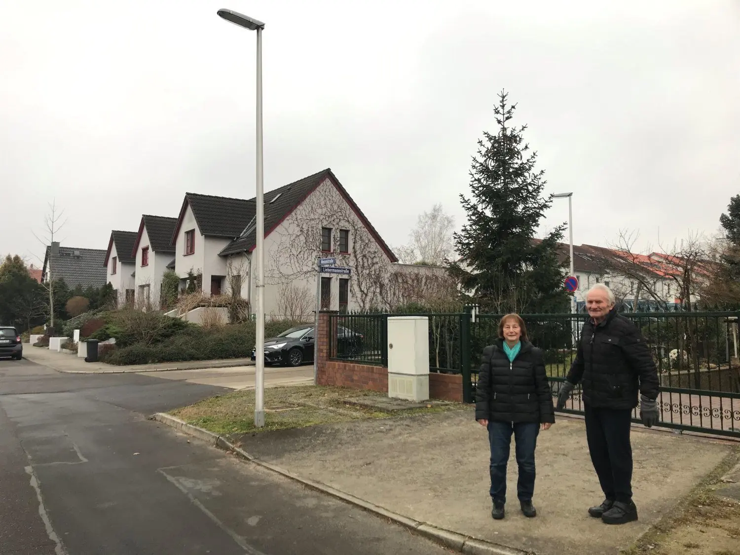 Für Christa und Siegfried Lehmann hat sich mit den neuen Laternen nichts verbessert.