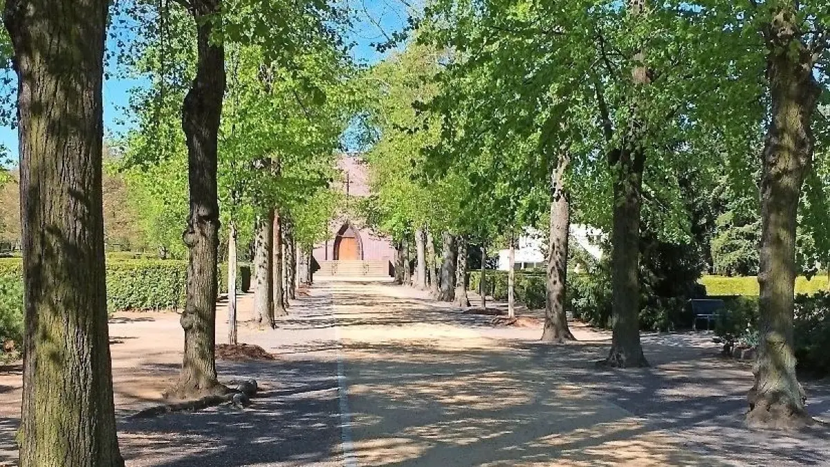 Blick zur Friedhofshalle Weißwasser. Auf dem Friedhof sind mehrere Bestattungsformen möglich. ⇥
Der Weg zur Friedhofshalle in Weißwasser