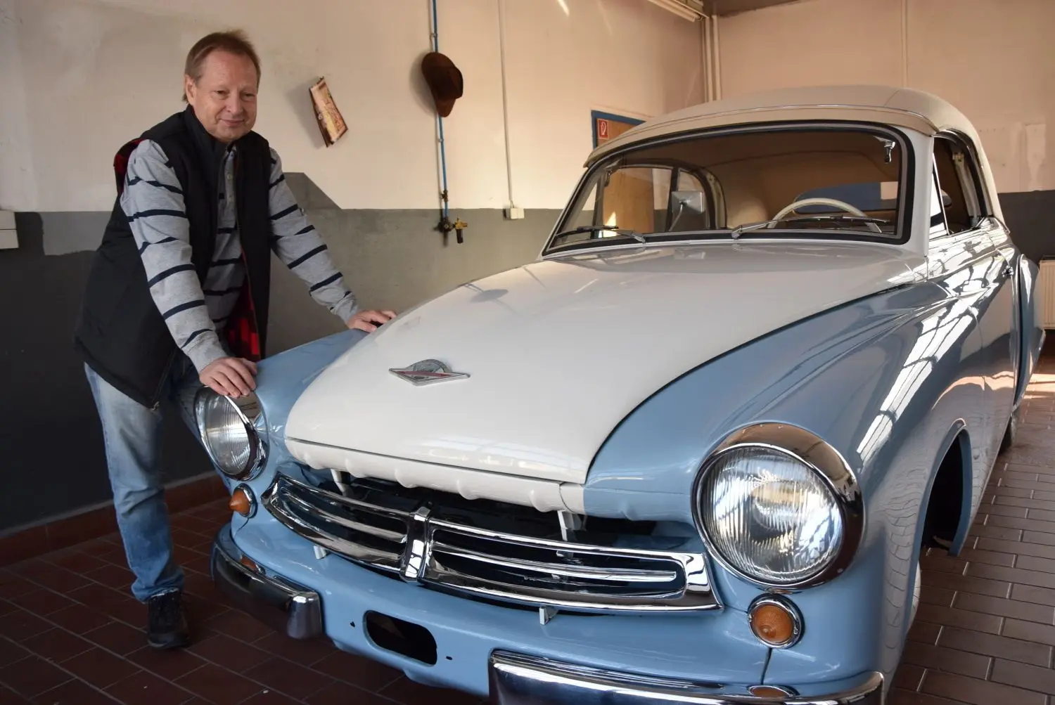 Egbert Thulmann zeigt seinen restaurierten Wartburg Coupe 311.