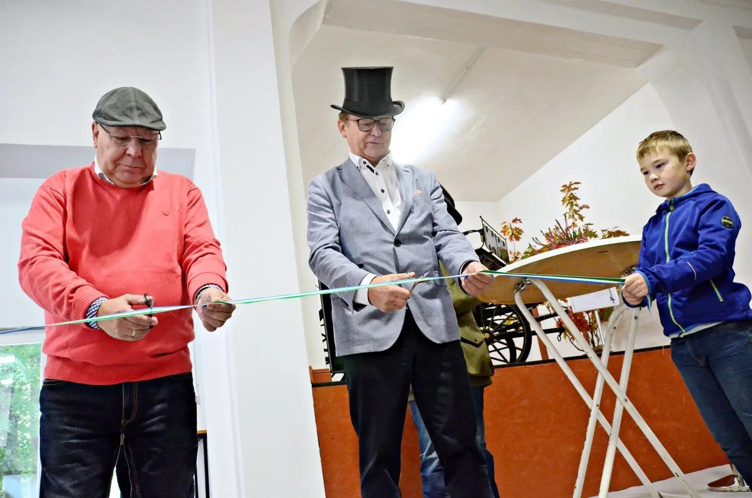 Bürgermeister Lutz Modrow (l.) und Amtsdirektor Gottfried Richter durchschneiden zur Eröffnung feierlich das Band.