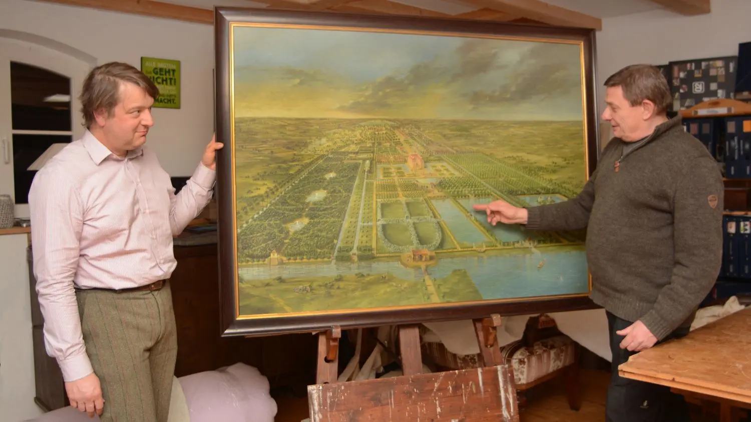 Der Dresdner Kunsthistoriker Martin Schuster (l.) und Landschaftsarchitekt Stefan Hohmann aus Laasow waren wissenschaftliche Begleiter des Ölgemäldes der historischen Anlage von Schloss und Garten Altdöbern um 1750.