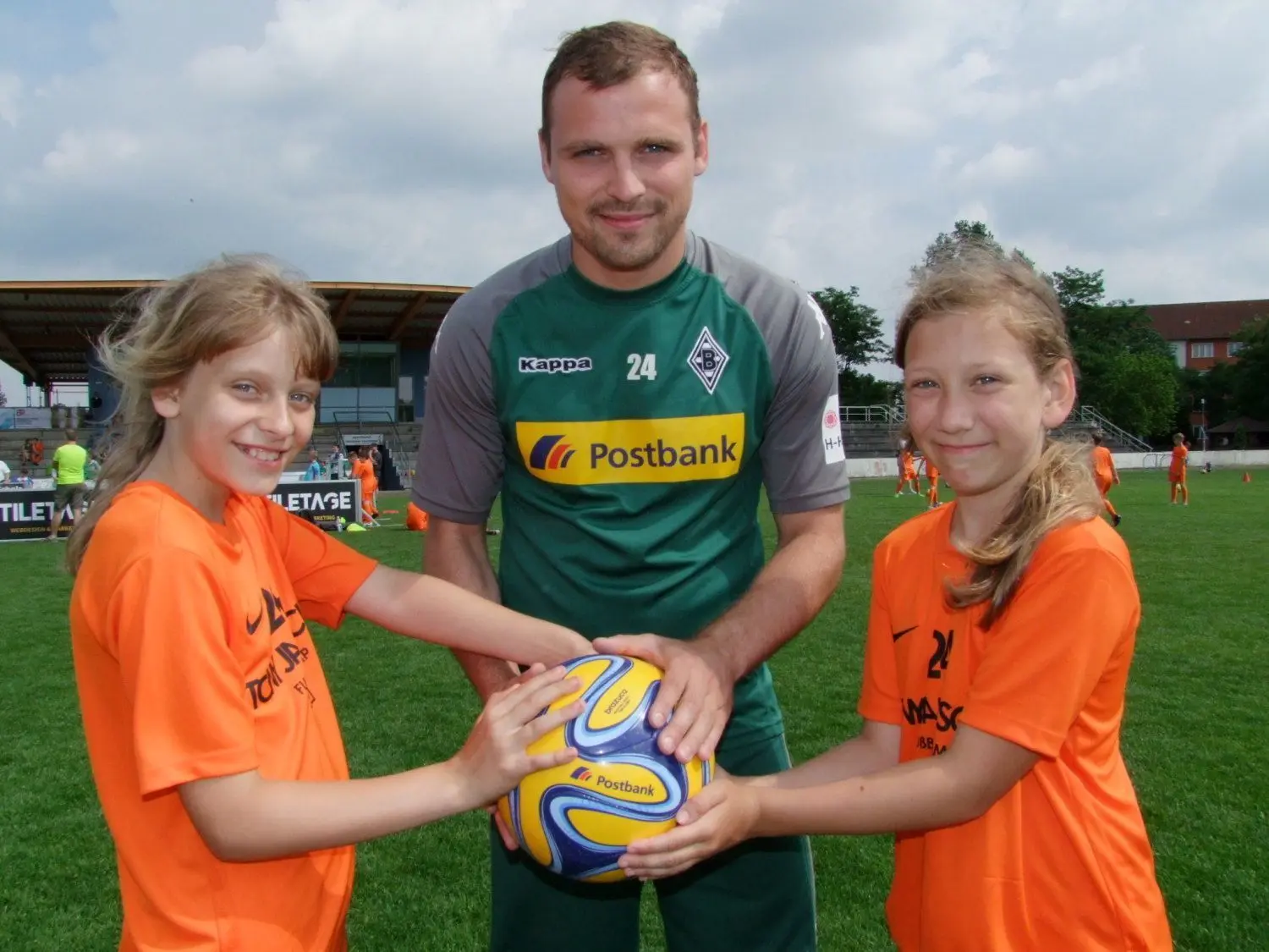 Einmal im Jahr veranstaltet Tony Jantschke in seiner Heimatstadt Hoyerswerda ein Fußballcamp für die Kinder der Stadt. Im Jahr 2020 musste der Profi von Borussia Mönchengladbach die Veranstaltung aber wegen der Corona-Pandemie absagen.