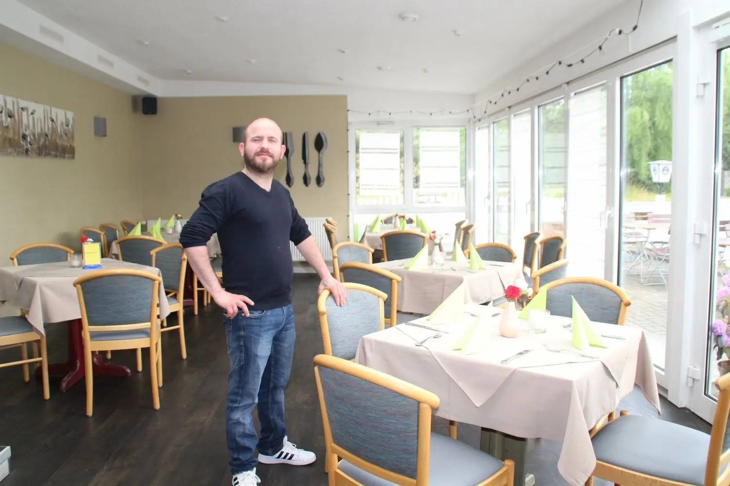 Daniel Hajdari betreibt seit April den Gastrogarten an der B 97 in Hoyerswerda. Die ersten Monate hat er seine Gäste oft nach deren Wünschen befragt - und nun gibt es eine neue Speisekarte.