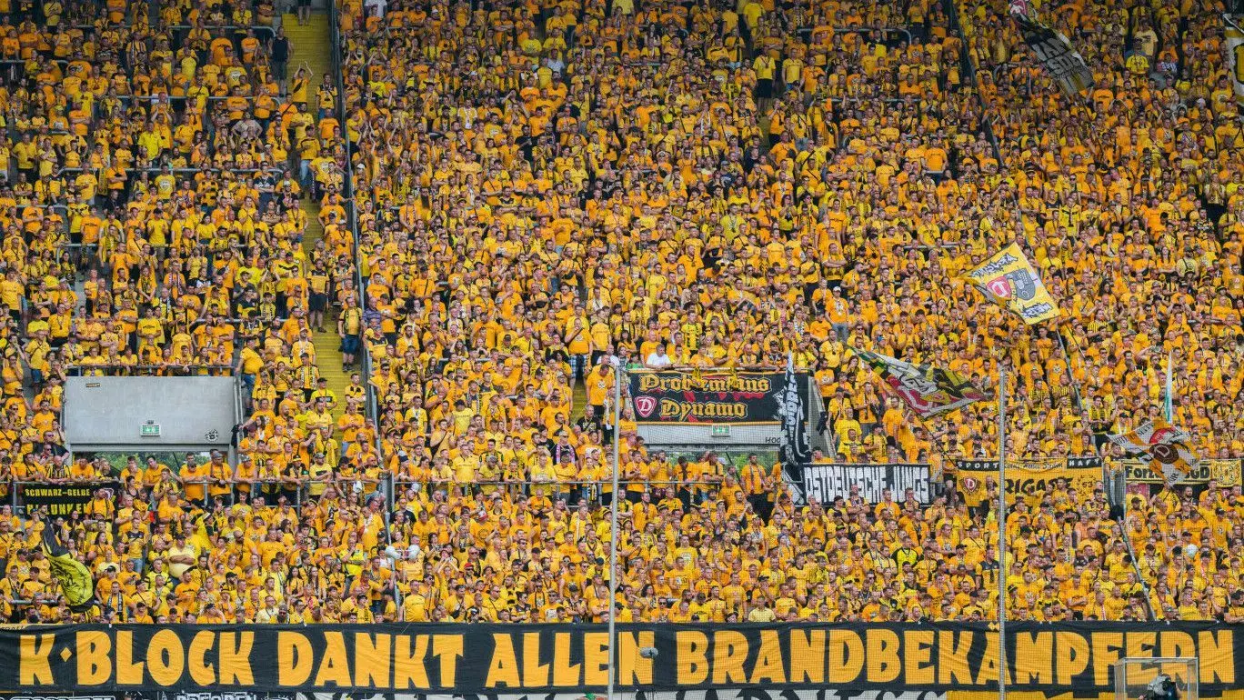 Die Fans von Dynamo Dresden im K-Block bedankten sich mit einem großen Banner bei den Brandbekämpfern in der Sächsischen Schweiz.