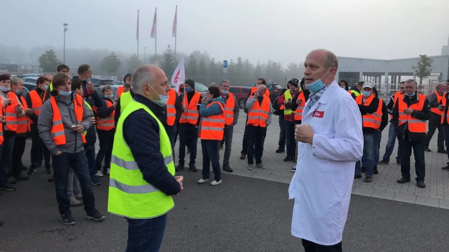 ODW-Werkleiter Hartmut Grießing (r.) ist kurz nach 7 Uhr zu den Beschäftigten gekommen - hier mit NGG-Gewerkschaftssekretär Ingolf Fechner.