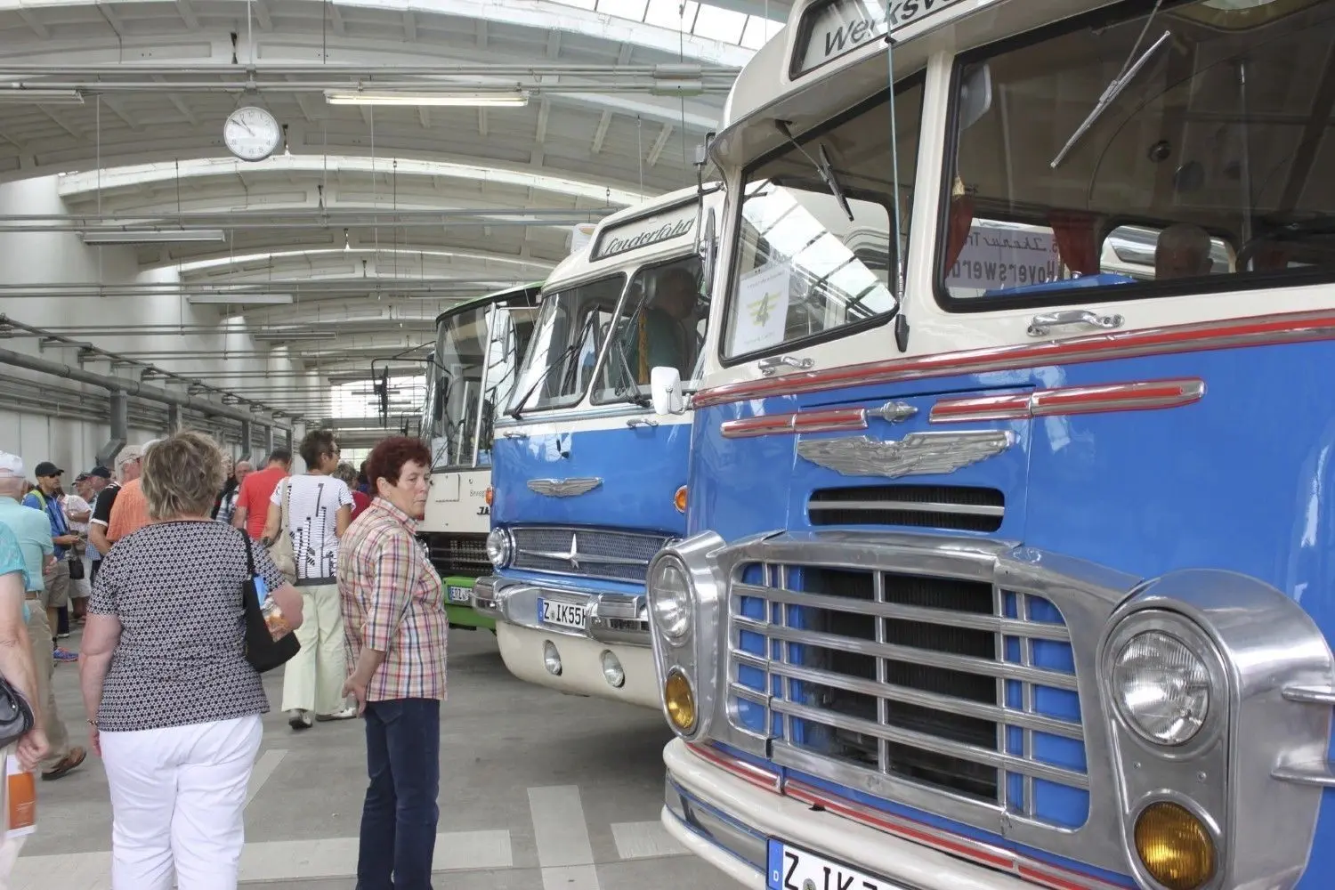 Nostalgie mit Kult-Omnibus: Ob im rundlichen Modell der 300er-Baureihe aus den 1960er-Jahren oder im kastigen Gelenkbus Ikarus 280  wer zu DDR-Zeiten mit dem Bus unterwegs war, saß meist in einem Ikarus. Die in Ungarn für den Weltmarkt produzierten Fahrzeuge bestimmten einst das Stadtbild auch auf den Straßen in Hoyerswerda.