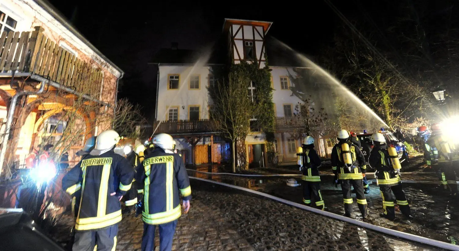 Die Feuerwehren aus Weißwasser, Bad Muskau und den umliegenden Gemeinden sind im Einsatz.