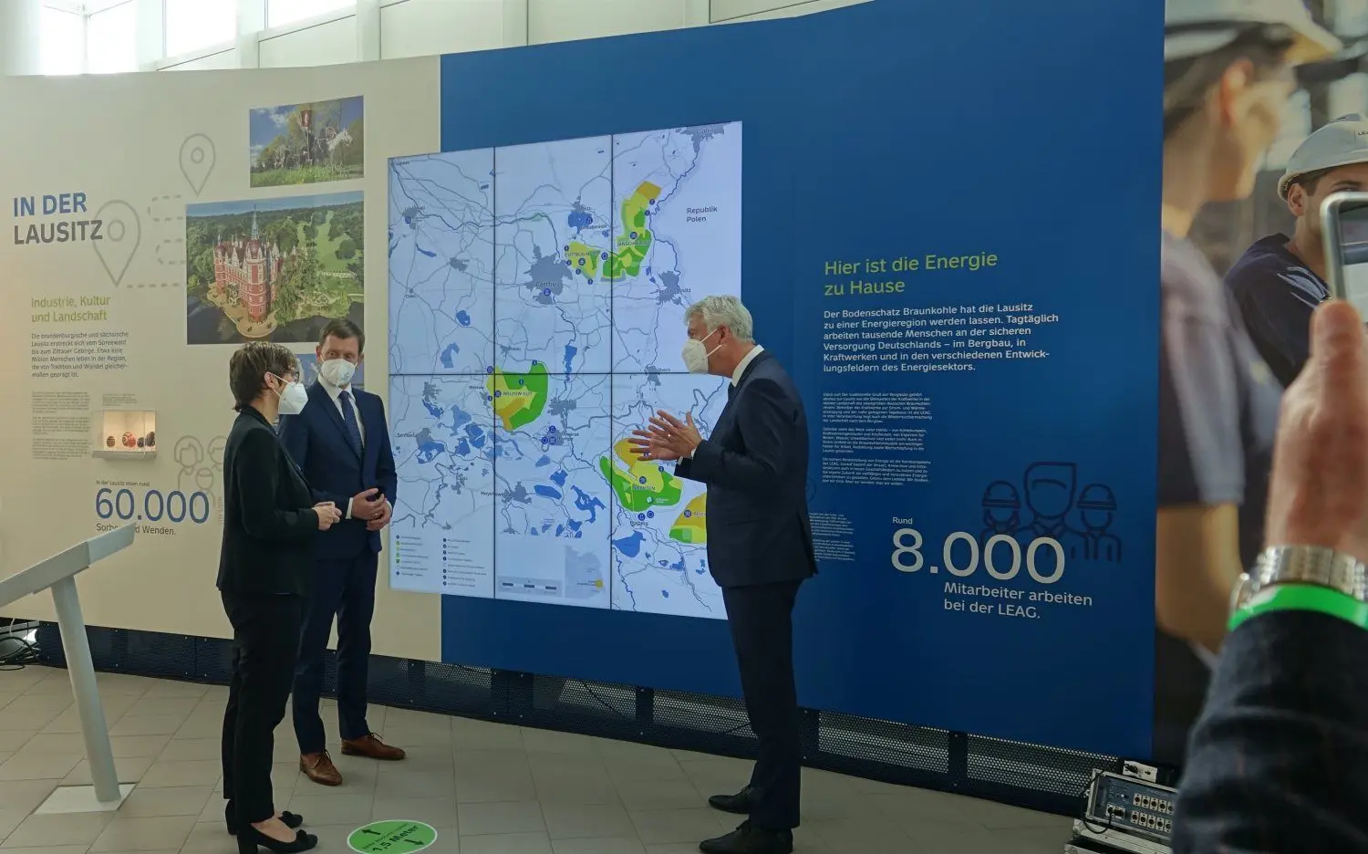 Leag-Vorstand Hubertus Altmann erläutert Verteidigungminstierin Annegret Kramp-Karrenbauer und Ministerpräsident Michael Kretschmer (2.v.l.) den Aufgabenbereich des Energieunternehmens in der Lausitz.