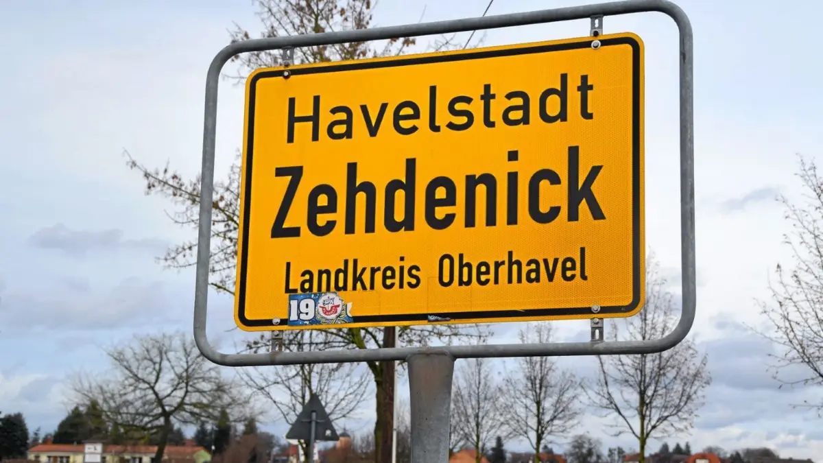 Fünf solcher Schilde wurden gestohlen.
Zehdenick Ortseingangsschild, Ortsschild