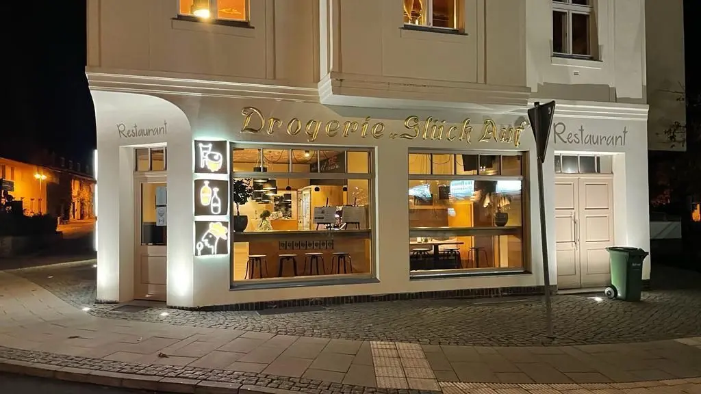 Blick auf Außen auf das Restaurant „Die Drogerie“ in Senftenberg.