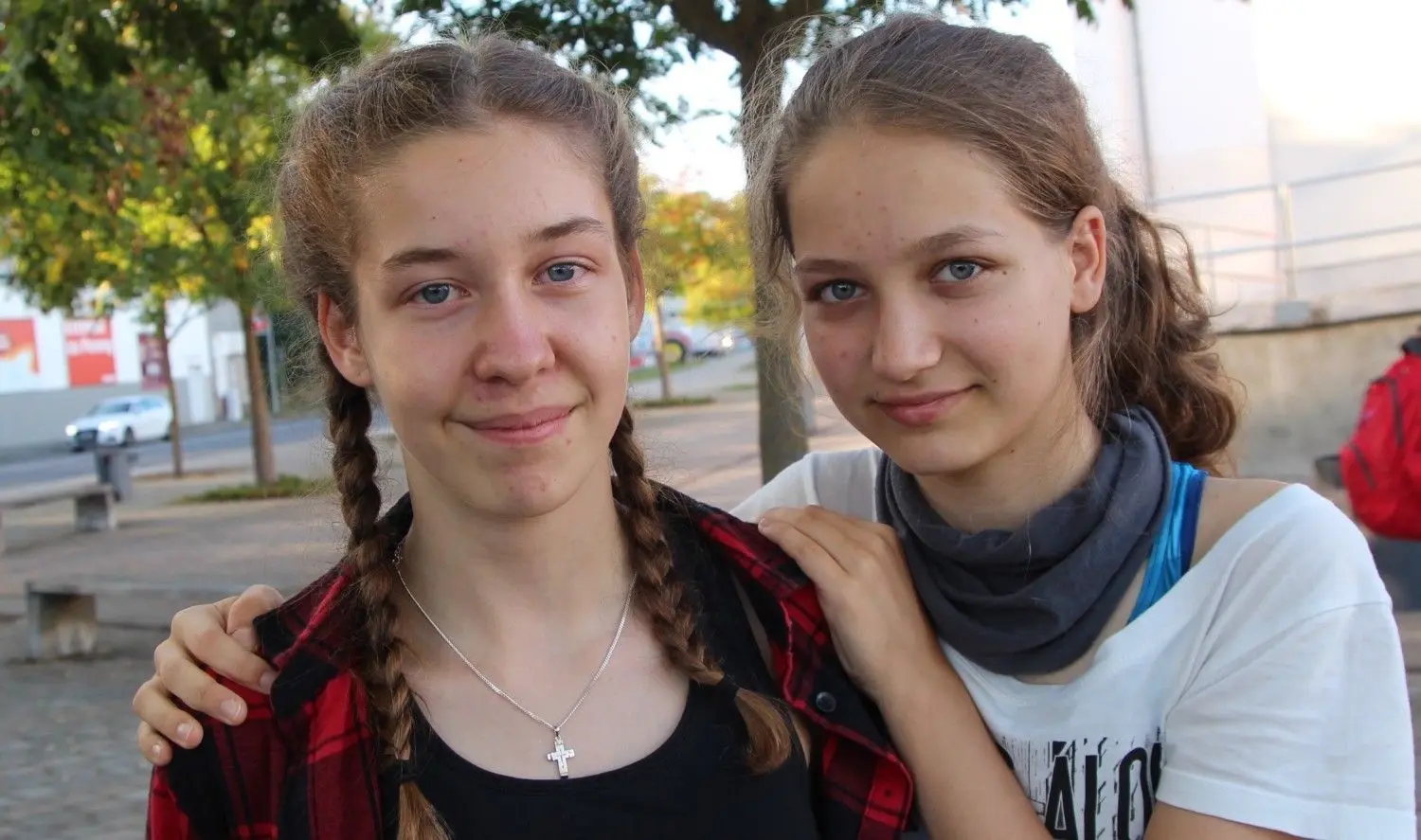 Anik Reininger (l.) und Nora Ellis sind ihren Trainern dankbar für viele neue Ideen. Ihr Höhepunkt im Sommer war eine große Wasserwacht-Übung am See in Groß Düben.