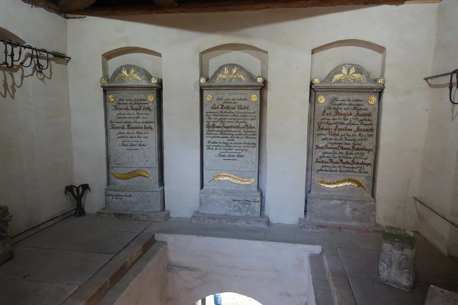 Die Grabtafeln wurden saniert und haben auch ihre Vergoldung wieder erhalten.